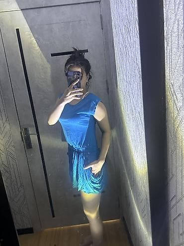 mini donlar: Mavi qadın paltarı - Model: qısa, beldən iplə yığılan, ətəyi büzgülü — 1