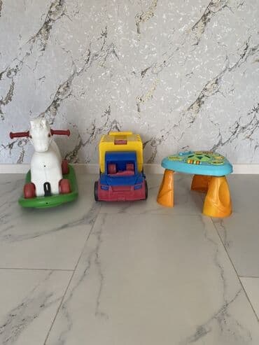 ag jaket: Üçü birlikdə satılır 1) Atdırma/ride-on at – ağ rəngli, qırmızı — 1