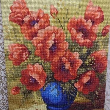 Süni güllər: Muncuqla yığılma şəkil əl işidir . Hazır asila bilər divardan . Ölçü — 1