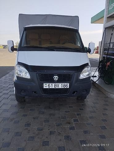 GAZ markalı tentli yük avtomobili. Ağ rəngli кузов, qara ön bamper və lalafo.az -da GAZ markalı tentli yük avtomobili. Ağ rəngli кузов, qara ön bamper və