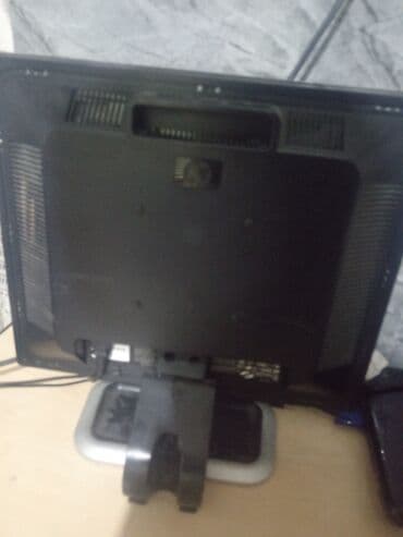 universal monitor: HP brendindən olan bu monitor standart ölçülü ekranı və gümüşü — 2