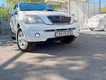e 250 cdi: Ağ rəngli 5 qapılı yolsuzluq/SUV avtomobili. Xüsusiyyətlər: - Geniş — 1