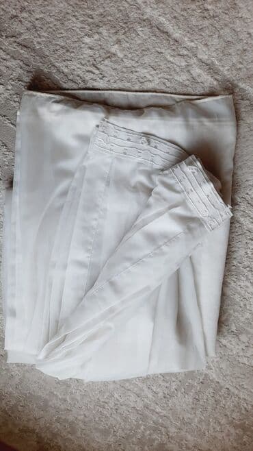 Pəncərələri örtmək üçün nəzərdə tutulmuş ağ rəngli tül pərdə. Yüngül lalafo.az -da Pəncərələri örtmək üçün nəzərdə tutulmuş ağ rəngli tül pərdə. Yüngül