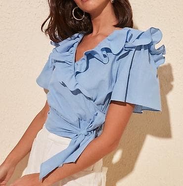 şort: Açıq mavi rəngli qadın bluzu – kəmərli, kəsişən (wrap) model - — 1