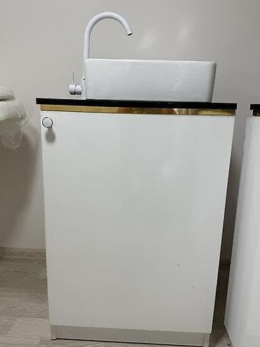 Ağ rəngli vanna otağı dolabı və üstüstə quraşdırılan lavabo dəsti - lalafo.az -da Ağ rəngli vanna otağı dolabı və üstüstə quraşdırılan lavabo dəsti -