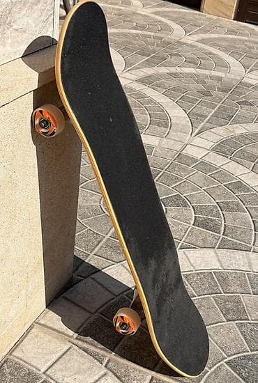 dynacord 2: Skateboard – 100% Canada Maple gövdə • Üst səth - qara griptape – — 1
