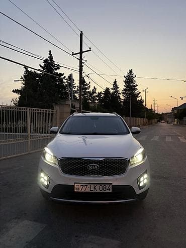 Kia Sorento – ağ rəngli, tam ölçülü SUV Xüsusiyyətlər: - Geniş və — 1