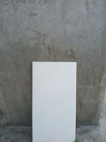 Ağ rəngdə düzbucaqlı plitə. Bu plitə müxtəlif daxili və xarici