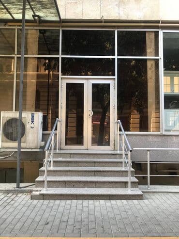 аренда торгового места в магазине: Gənclik metrosuna yaxın yol kənarı ümumi sahəsi 220 kv,m olan, obyekt — 13