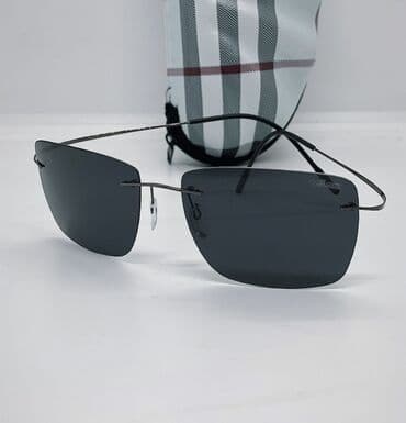 Qara rəngli çərçivəsiz dizayna malik unisex günəş eynəyi. Düzbucaqlı