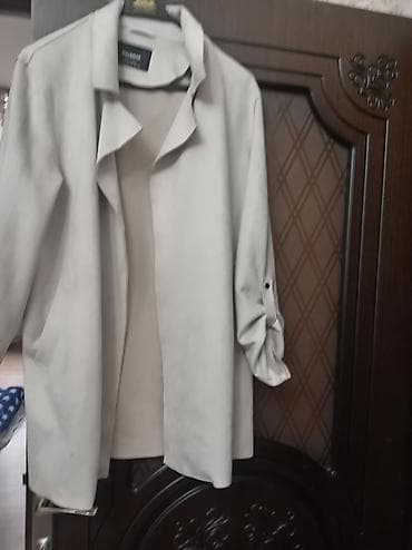 PULL&BEAR qadın üst geyimi – açıq boz rəngdə, minimal dizaynlı — 4