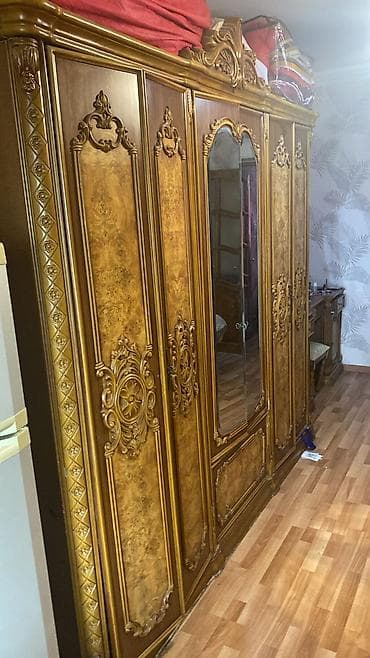 dolab paltar: Dolab satılır 100₼. Təcili evdən çıxmalıdır. Ünvan — 1