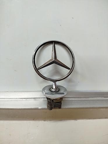 Mercedes-Benz kapot emblemi (şaquli ulduz) – orijinal metal nişan. -