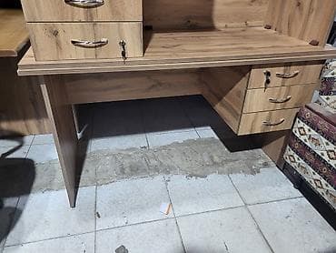 Düz masa, Stulsuz, Polkalı, Siyirməli, Teksturalı laminat