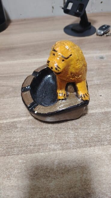 inşa mövzuları: Şir fiqurlu külqabı - Material: Gips/keramika əsaslı, əl boyası ilə — 2