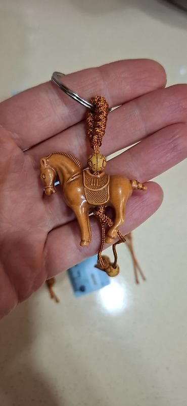 Брелок лошадка. Под дерево