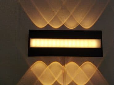 divar üçün işıq: Qara rəngli, düzbucaqlı divar lampası. Otağa müasir və minimalist bir — 1