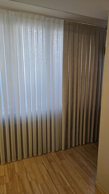 ucuz tul: Bu dəst tünd bənövşəyi rəngli iki qalın pərdədən və ortada yerləşən ağ — 4