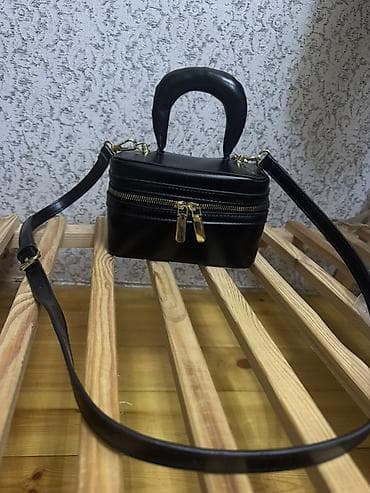 canta: Qara miniatür çanta – sərt formalı, kvadrat-kutucuq dizaynı. - — 2
