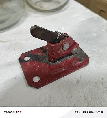 Metal qapı/qapaq mexaniki kilidi – qırmızı rəngli, baza plitəsi