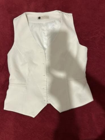 Ağ rəngli qadın jileti - Klassik V-yaxa kəsimi - Öndən düymələnmə (5