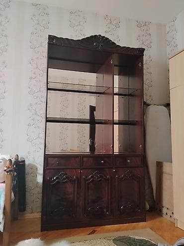 ofis desti: 2 yazı masası, bir servant. İşlənmişdir. 3u bir yerde satılır. Ayrı — 5