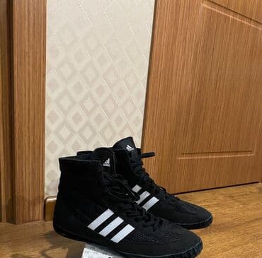 Adidas - Rəng: qara, ağ üç zolaqlı - Yüksək boğazlı dizayn – topuğu