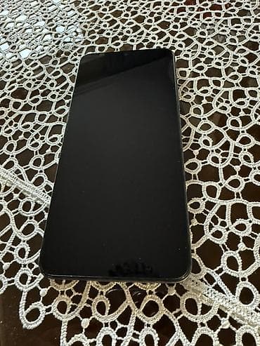 Smartfon - Ekran: Tam ekran dizaynlı, ön kamera üçün damcı tipli