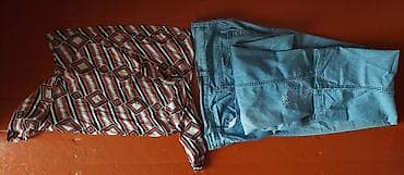 Uşaq geyimi və ayaqqabıları: 12-14 yaşlı qız üçündür. Her ikisi 5 manatdır — 5