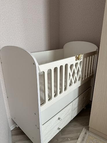 ad gunu stolu: Oğlan və qız üçün, Dördbucaq, Beşik, Yellənmə mexanizmsiz — 1