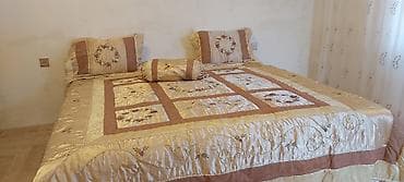 Покрывало б/у беж материал атлас. Очень в хорошем состояние. Цена