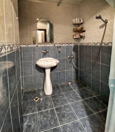 ipoteka ile satilan menziller: Bakı, Yeni Günəşli Massiv D, 3 otaqlı, Köhnə tikili, m. Xalqlar Dostluğu, 62 kv. m — 9