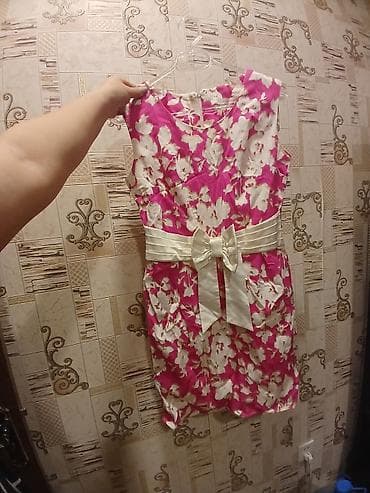 ag ket: Qadın paltarı – çiçək naxışlı, kəmərli - Dizayn: Parlaq çəhrayı fon — 1