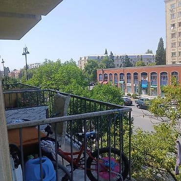 Mənzillər: Seherin merkezinde 4 mertebeli binanon 3 cu mertebesi 3 otagli ev — 2