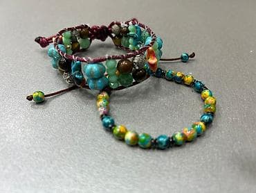 Rəngarəng əl işi bilərzik dəsti - Tərkib: müxtəlif ölçülü şüşə və daş