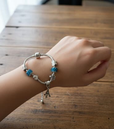 Gümüş tonlarında zəncirli charm qolbaq. - Bərk klips qapaqlı, elastik