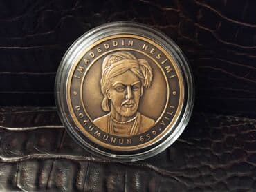 9 dollar nece manatdir: Бронзовая монета (оксид) İmadəddin Nəsimi 650 лет, 2,5 турецких лир — 1