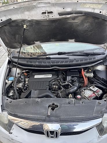 ucuz qadın maşınları: Honda Civic sedan – ağ rəng, 4 qapılı, ön ötürücülü. Xüsusiyyətlər: - — 6