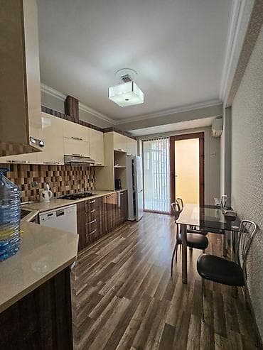 modul tipli ev: Geniş və işıqlı mənzil – zövqlə döşənmiş parket, sakit rəng palitrası — 7