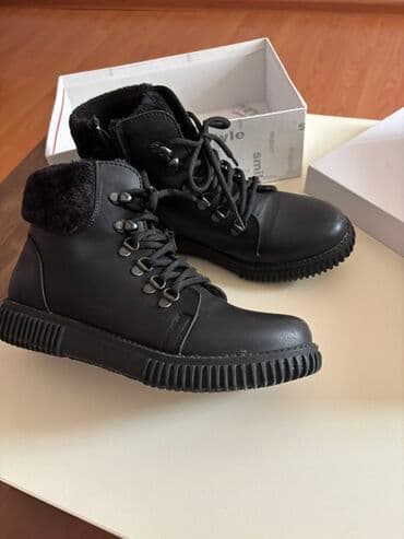 Qara rəngli qadın qış botları - Model: bağcılı, yan tərəfdən