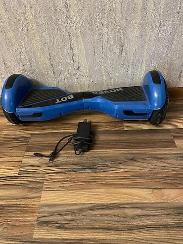Hover BOT hoverboardu. Mavi rəngdədir və balanslaşdırma təmin edir — 2