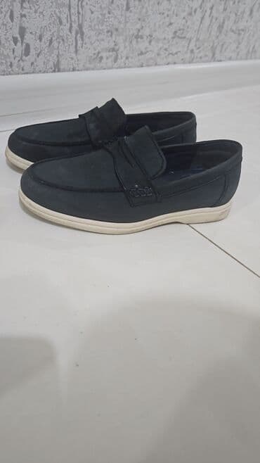 женские мокасины на шнурках: Kişi loafer ayaqqabıları - Rəng: tünd göy/çəkməyi (üst hissə), krem — 1