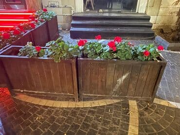 Buket güllər: Ağacdan düzəldilmiş çiçək dibçəkləri Qiymet 1 ededine aiddir. Demek — 1