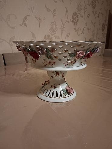 meyve qabı: Porşelen ayaqlı meyvə qabı.İşlənməyib — 3