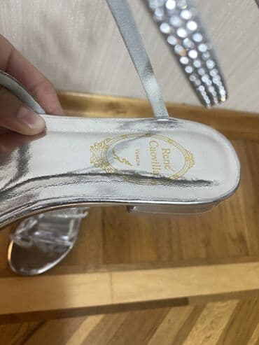 Basanoşka və səndəllər: 1 dəfə geyinilib. René Caovilla gümüşü rəngli zəncirli/svarovski — 2