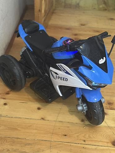 Uşaq üçün elektrikli üçtəkərli motosiklet - Rəng: mavi-qara, ön