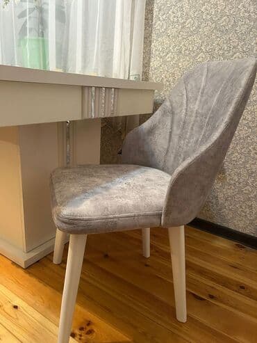 stol uzlukleri: Ağ rəngdə zərif dizaynlı masa və yumşaq oturacaqlı kreslo dəsti - — 4