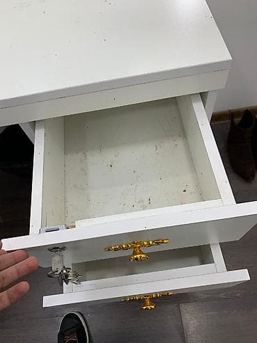 lak pol: İşlənmiş, Makiyaj üçün masa, Güzgülü — 3