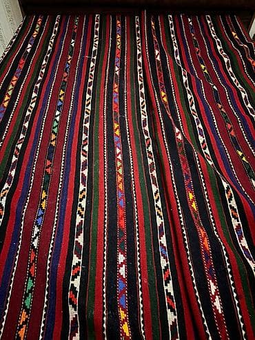 El işi zolaqlı kilim - Naxış: ənənəvi Qafqaz motivləri ilə zolaqlı