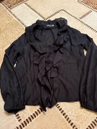 Kişi ayaqqabıları: ZARA qadın köynəyi - Rəng: qara - Model: ön hissədə volanlı (ruffle) — 1